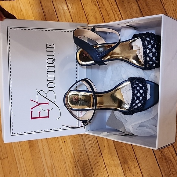 Sandals - Picture 4 of 6